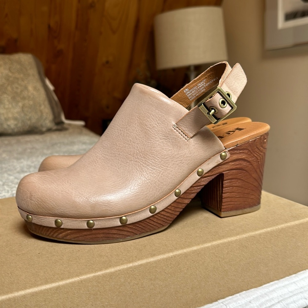 Korks Platform Clogs With Strap. Light beige/ish tan.